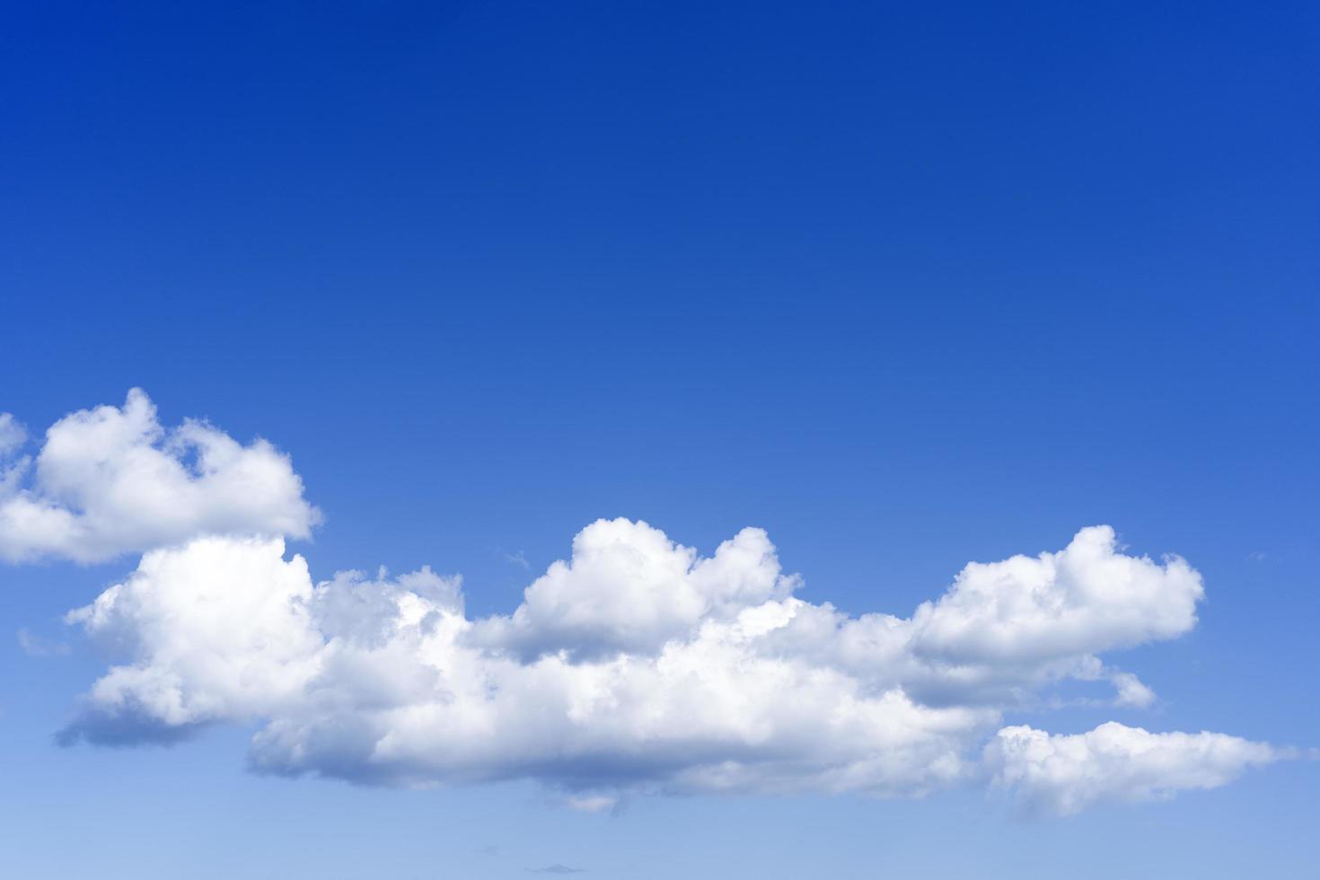 sfondo del cielo azzurro naturale con bellissime nuvole bianche