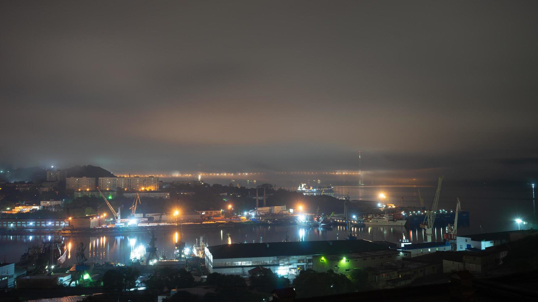 paesaggio notturno del paesaggio della città di vladivostok foto