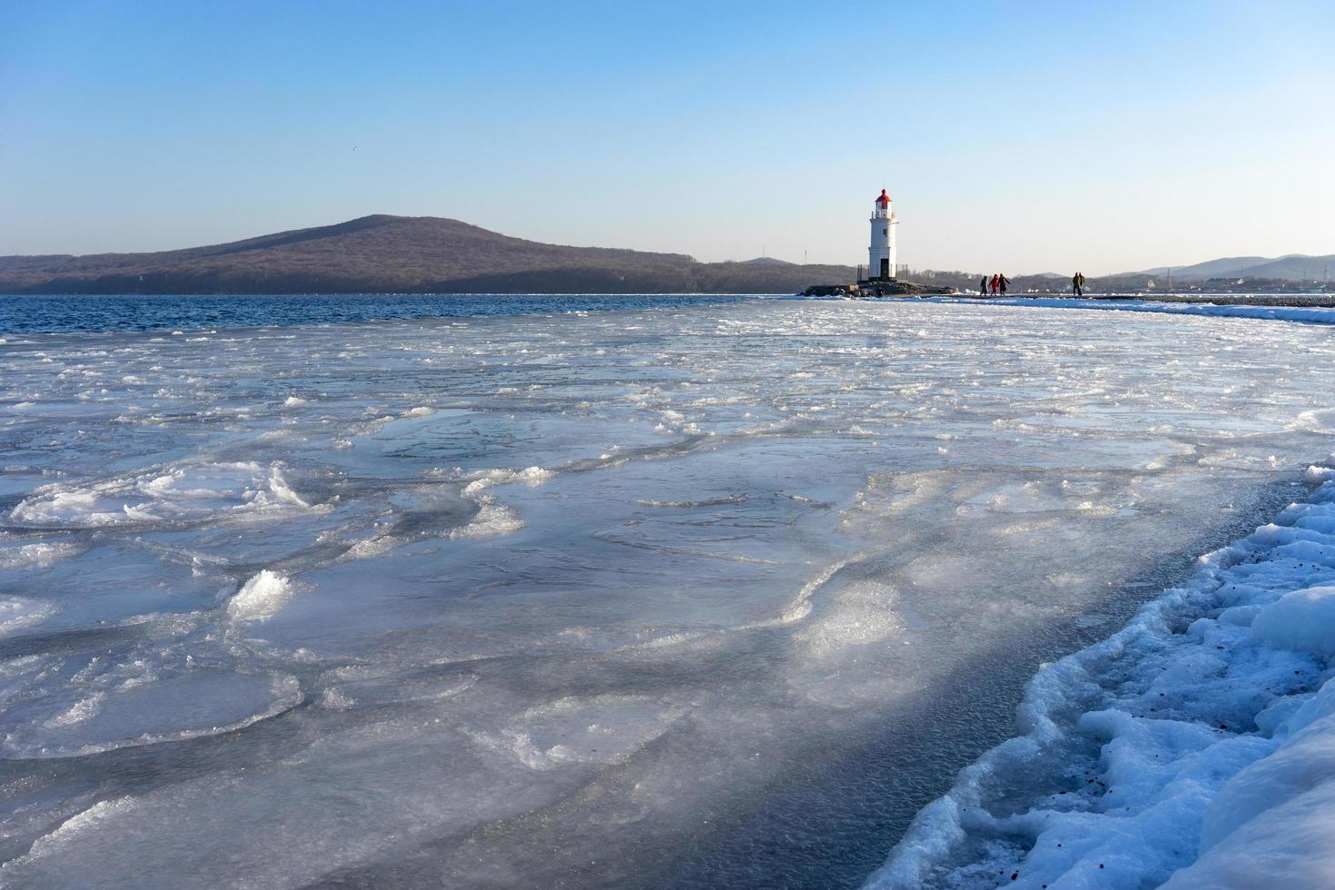 vista sul mare con vista sul faro di Tokarev contro il cielo blu foto