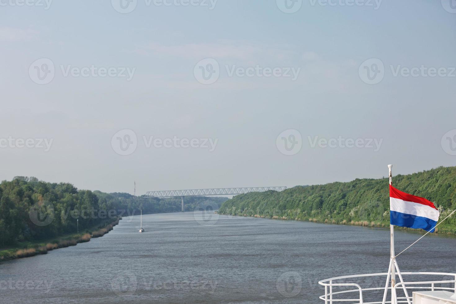 nave da crociera che naviga attraverso il canale di kiel in germania foto