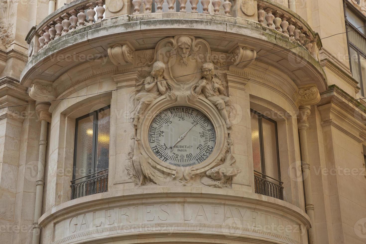 edifici nel centro storico di bordeaux, francia foto