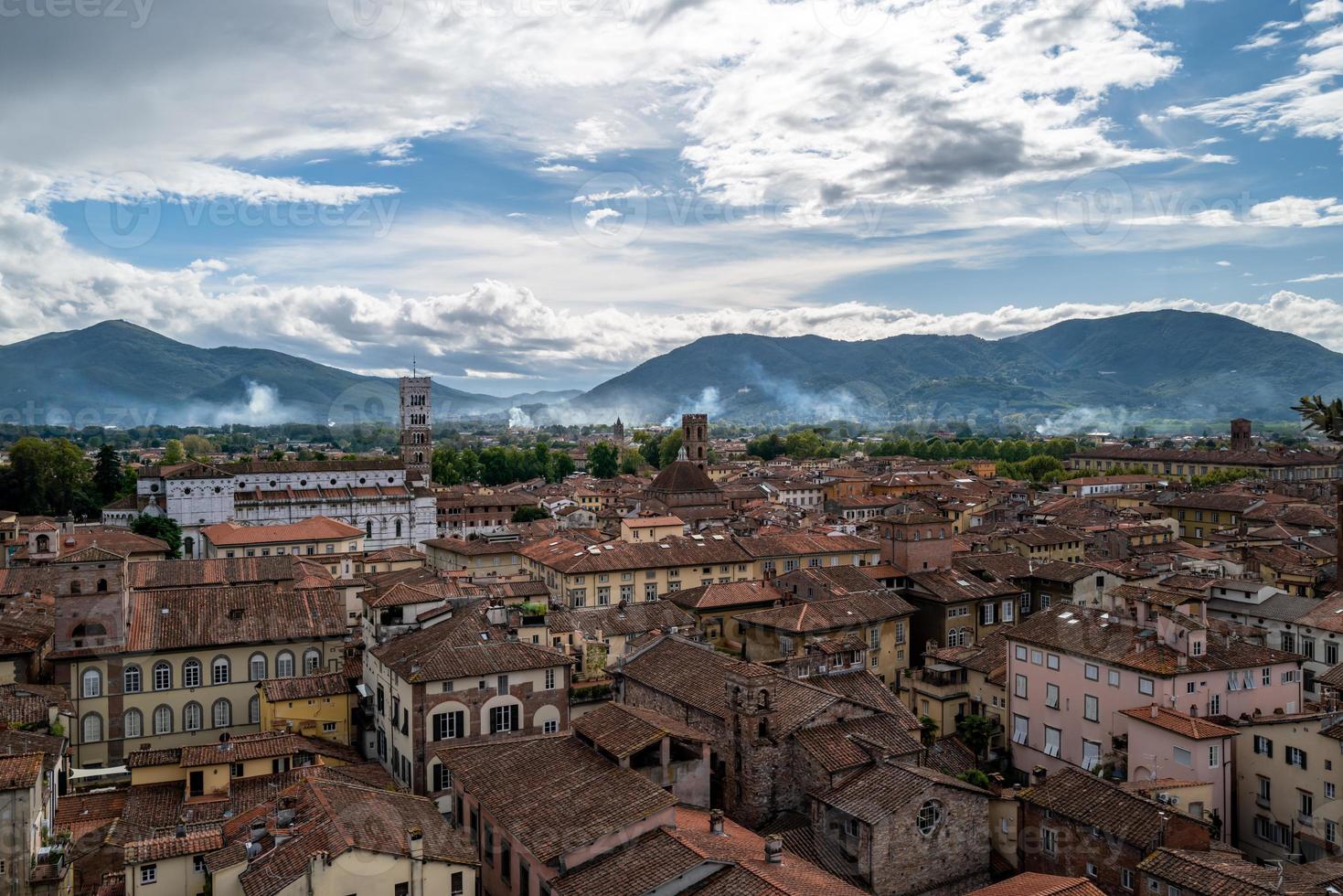 una vista panoramica su lucca foto