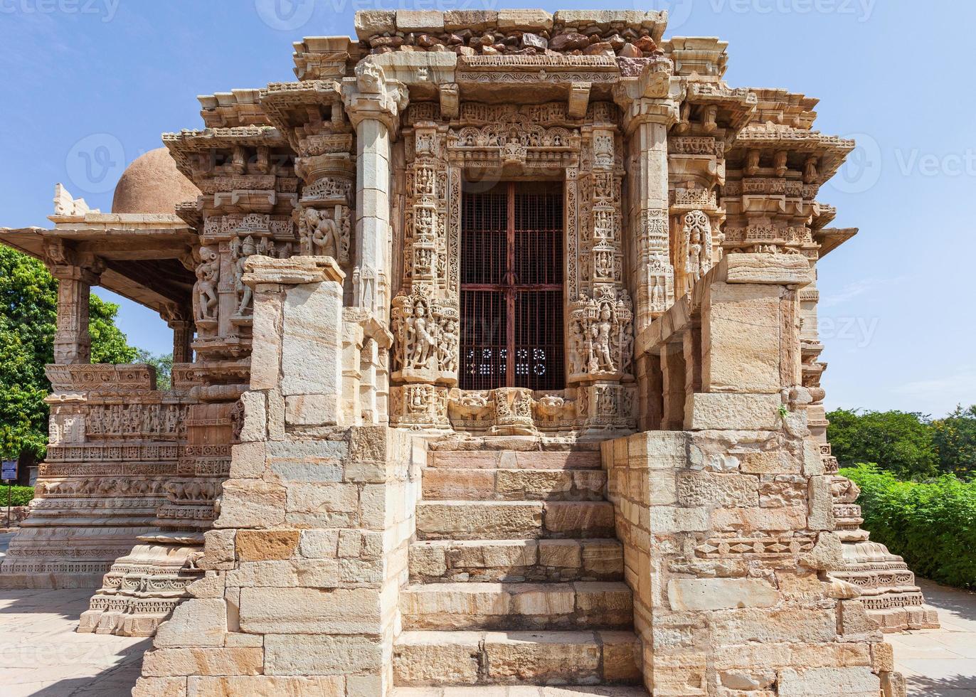 altare della divinità shani a chittorgarh, rajasthan, india foto