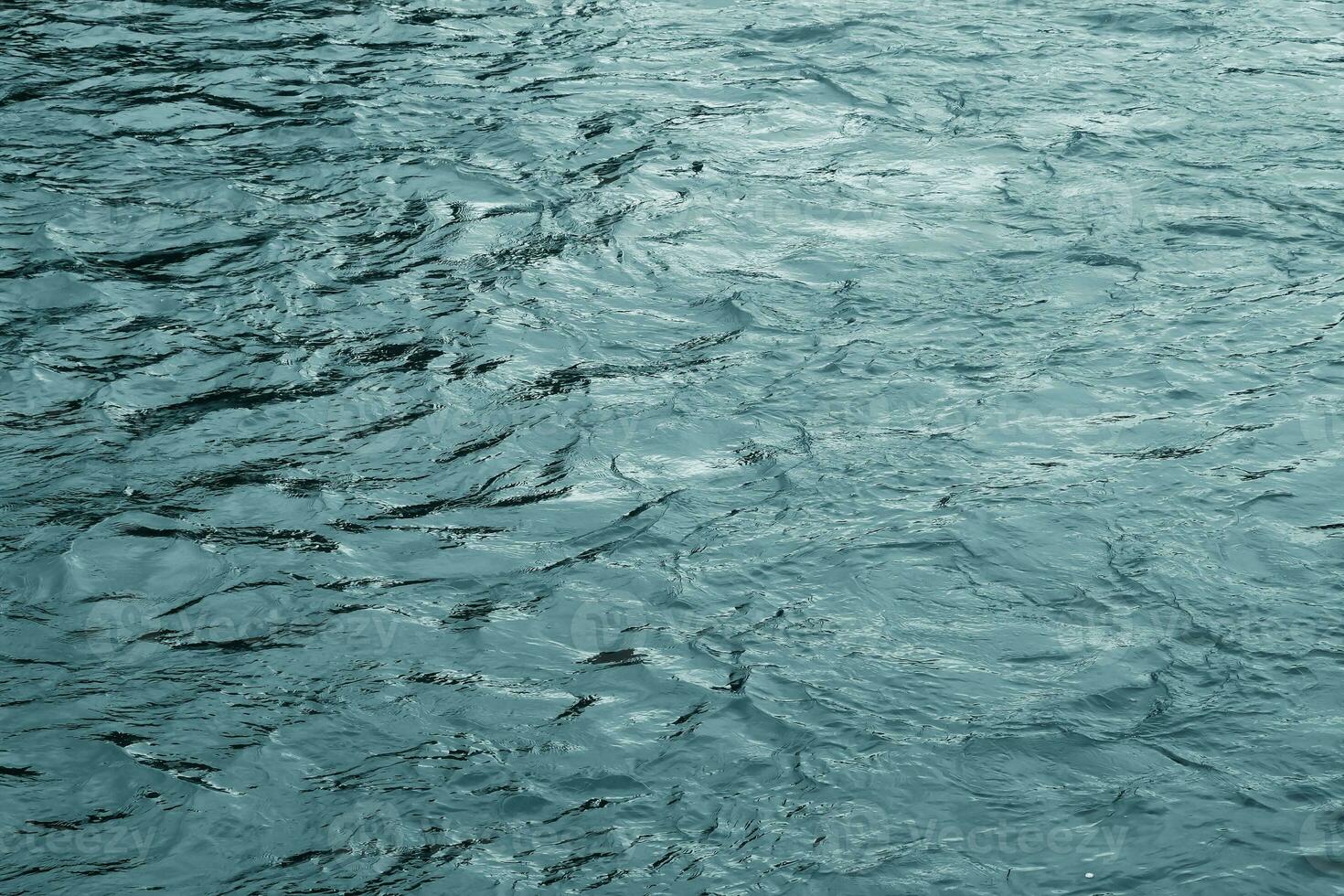 il struttura di il acqua di il fiume. naturale acqua sfondo con increspature e onde. foto