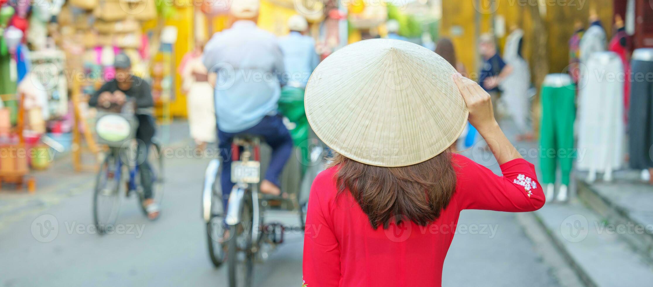 contento donna indossare ao dai vietnamita vestire, asiatico viaggiatore giro turistico a Hoi un antico cittadina nel centrale Vietnam. punto di riferimento e popolare per turista attrazioni. Vietnam e sud-est viaggio concetto foto