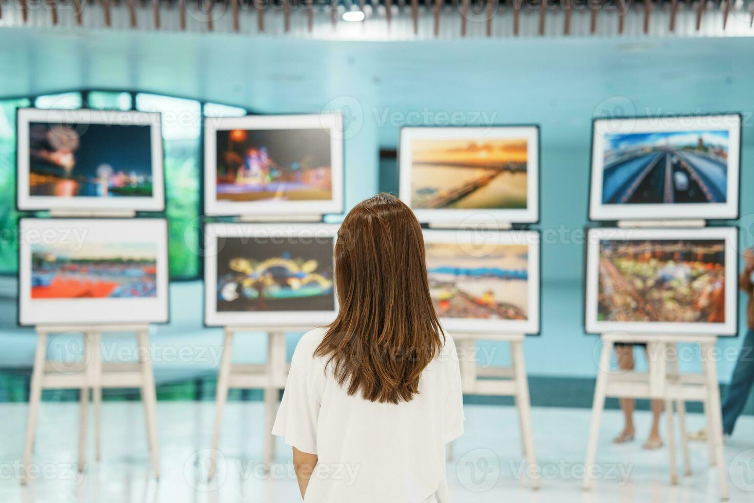 giovane femmina turista guardare galleria esposizione. arte , fotografia e Museo concetto foto