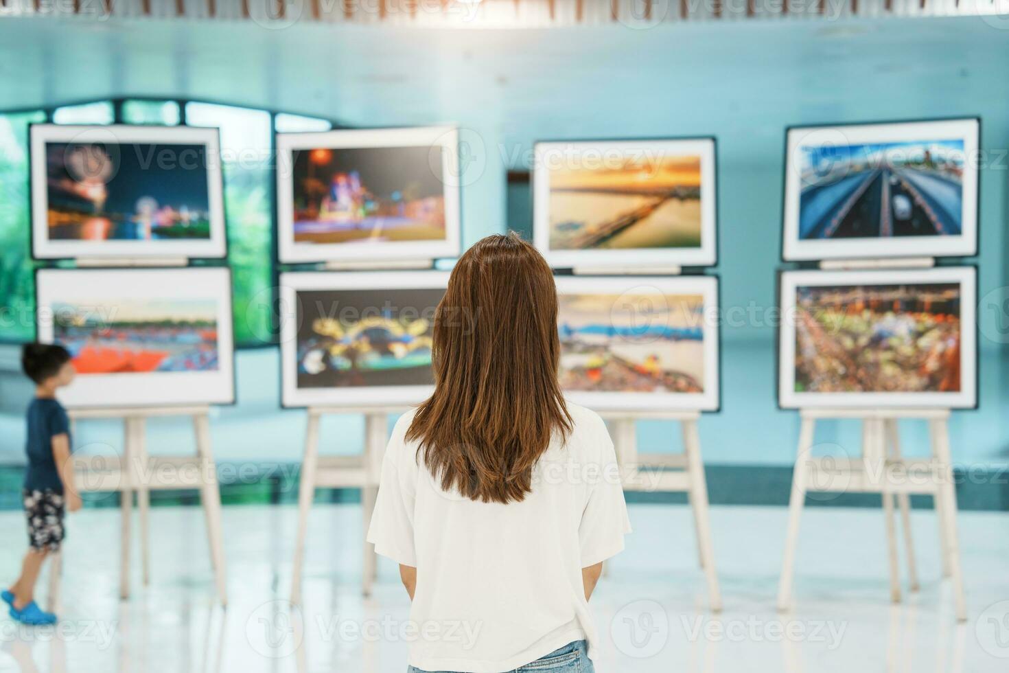 giovane femmina turista guardare galleria esposizione. arte , fotografia e Museo concetto foto