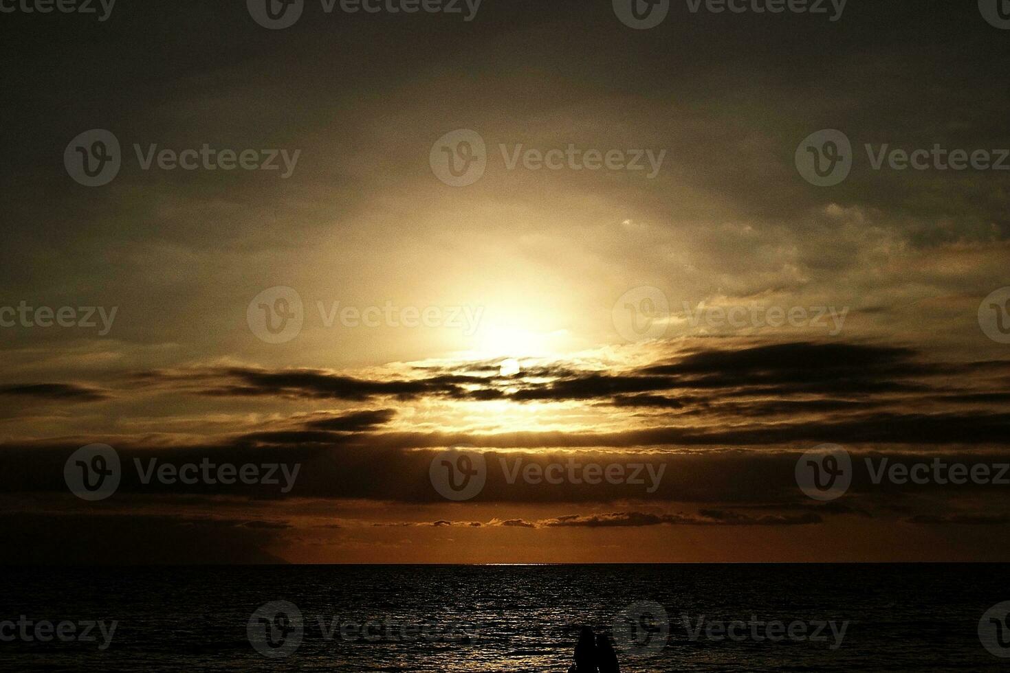 pittoresco oceano paesaggio con il ambientazione sole nel un' tropicale nazione durante estate vacanze foto