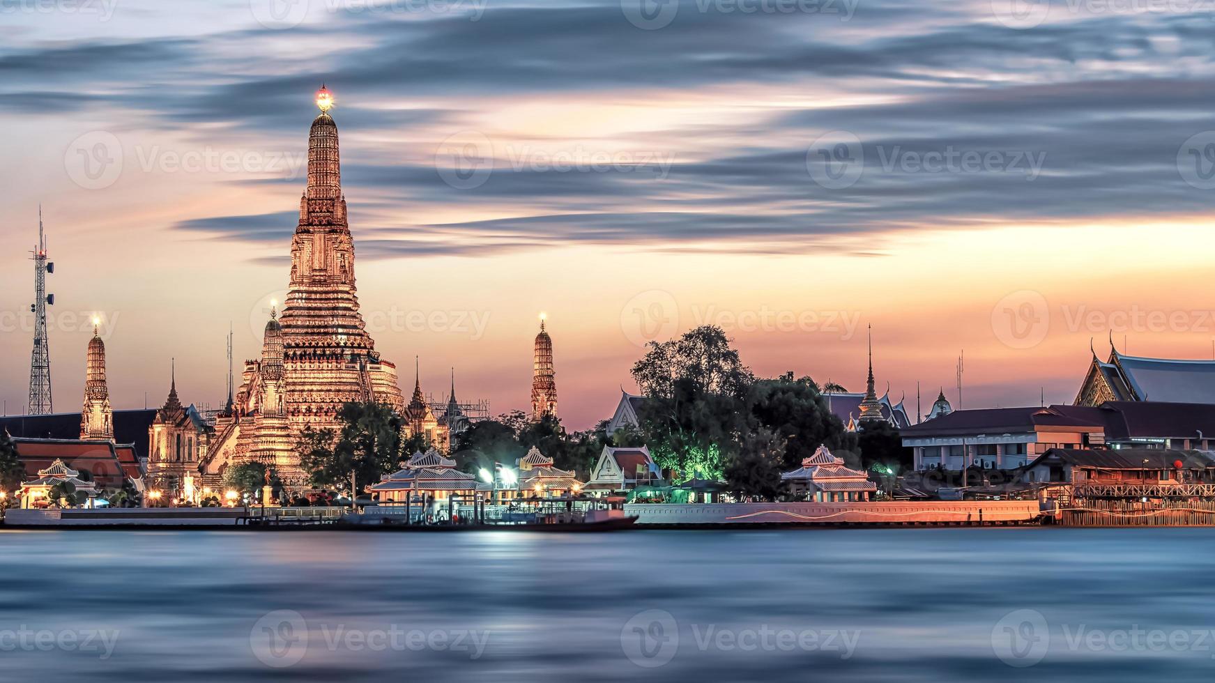 tempio di wat arun a bangkok thailandia foto