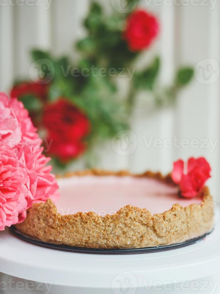 cheesecake alle fragole fatta in casa con base di farina d'avena foto