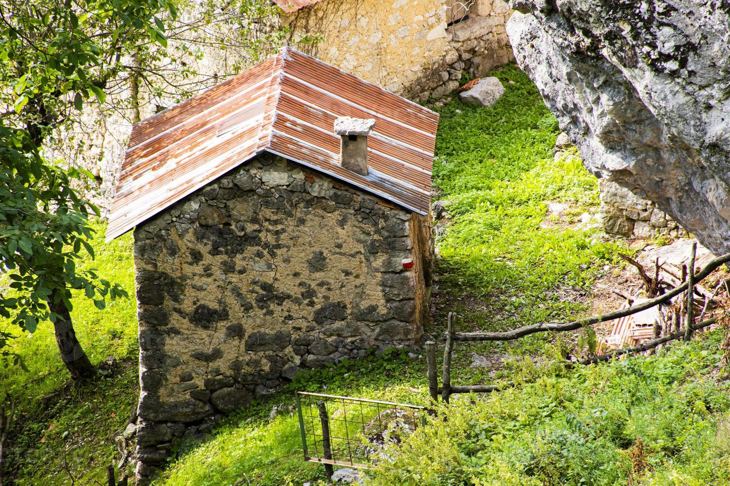 vecchio edificio su una collina foto