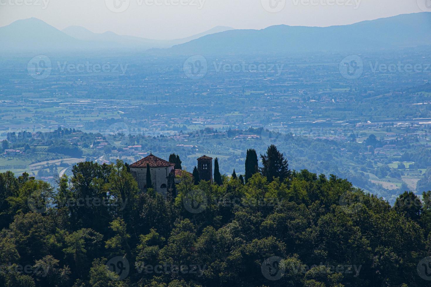 casa in cima a una collina foto