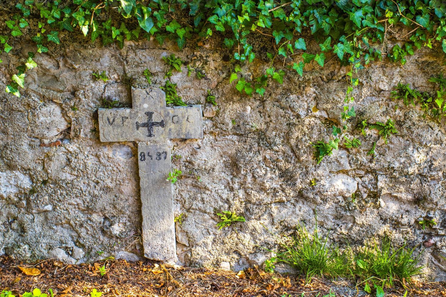 croce su muro di pietra foto