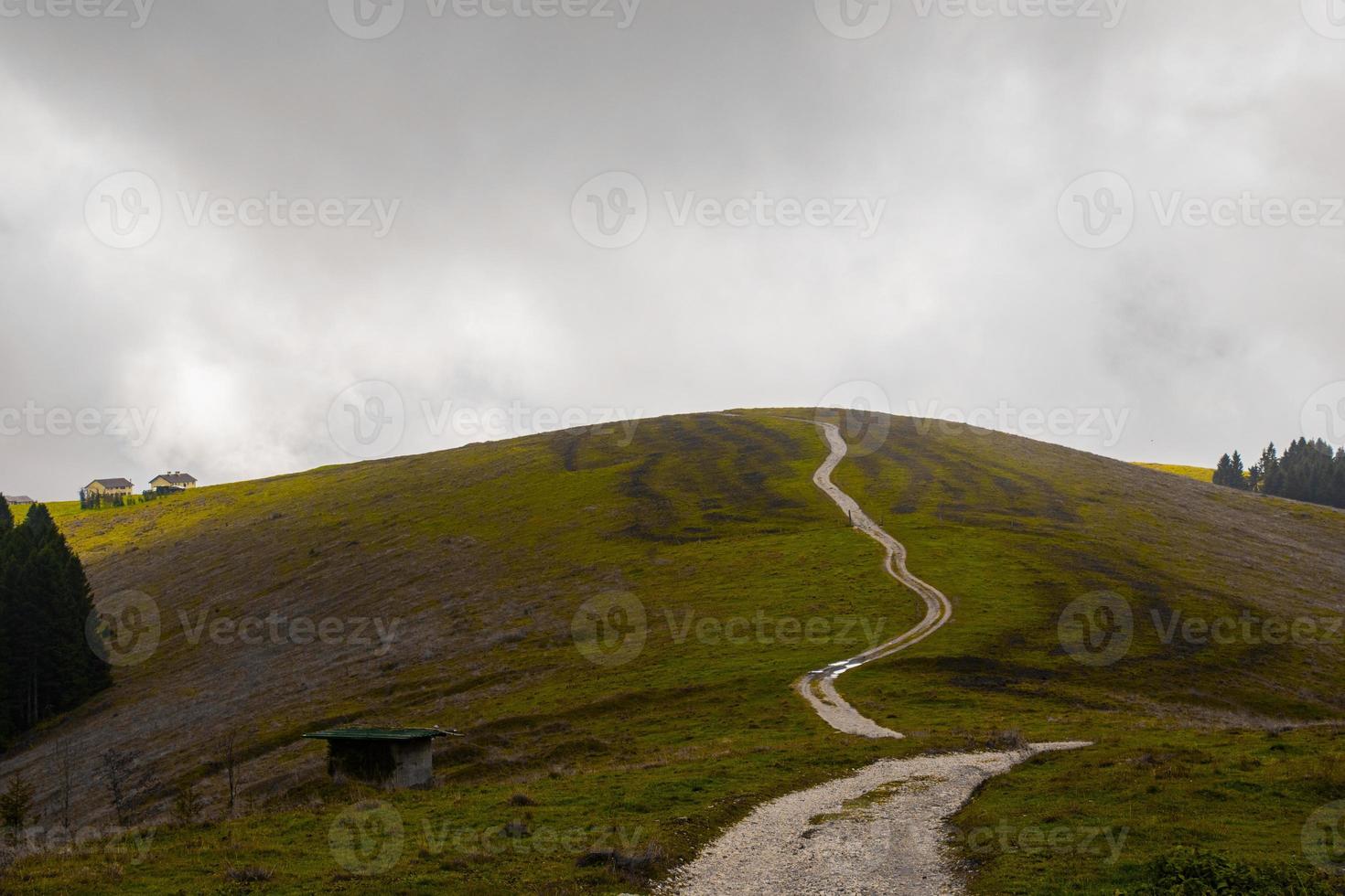 strada di campagna in una giornata nuvolosa foto