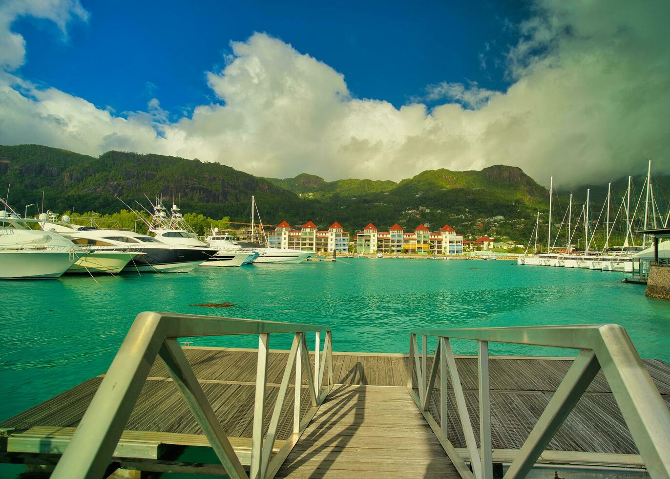 attracco yachts e Barche a Eden isola marina con nuovo edificio ville a il Indietro, Visualizza di mahe isola, lussureggiante montagna, Seychelles foto