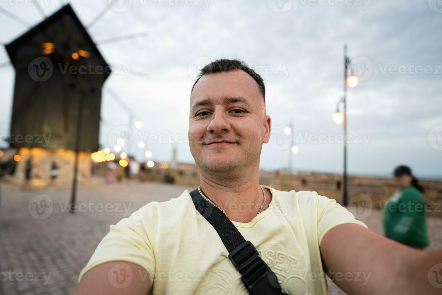 ritratto di un' sorridente turista uomo assunzione autoscatto su il lungomare vicino mulino di Nessebar, Bulgaria. foto