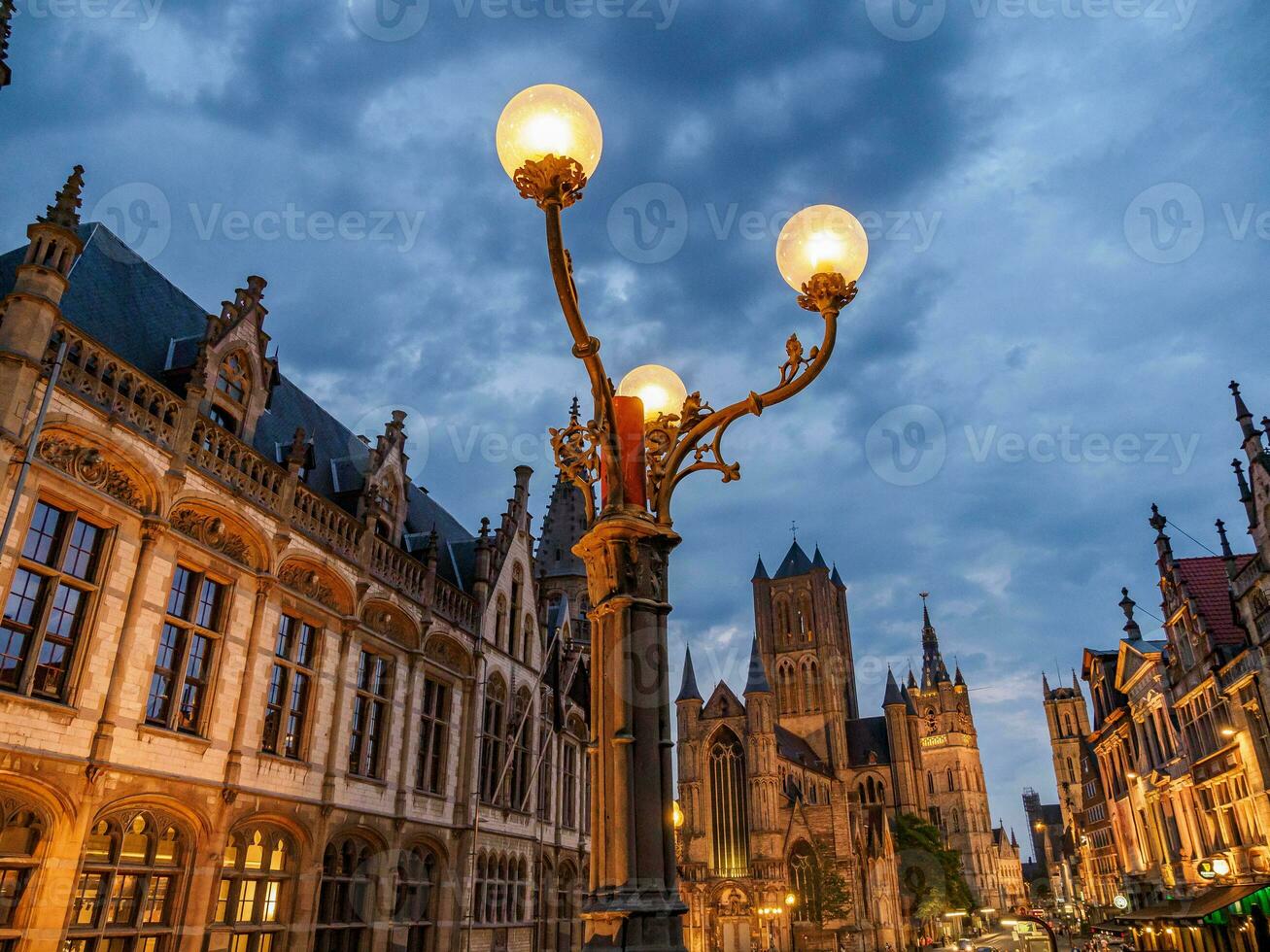 il città di gentiluomo nel Belgio a notte foto