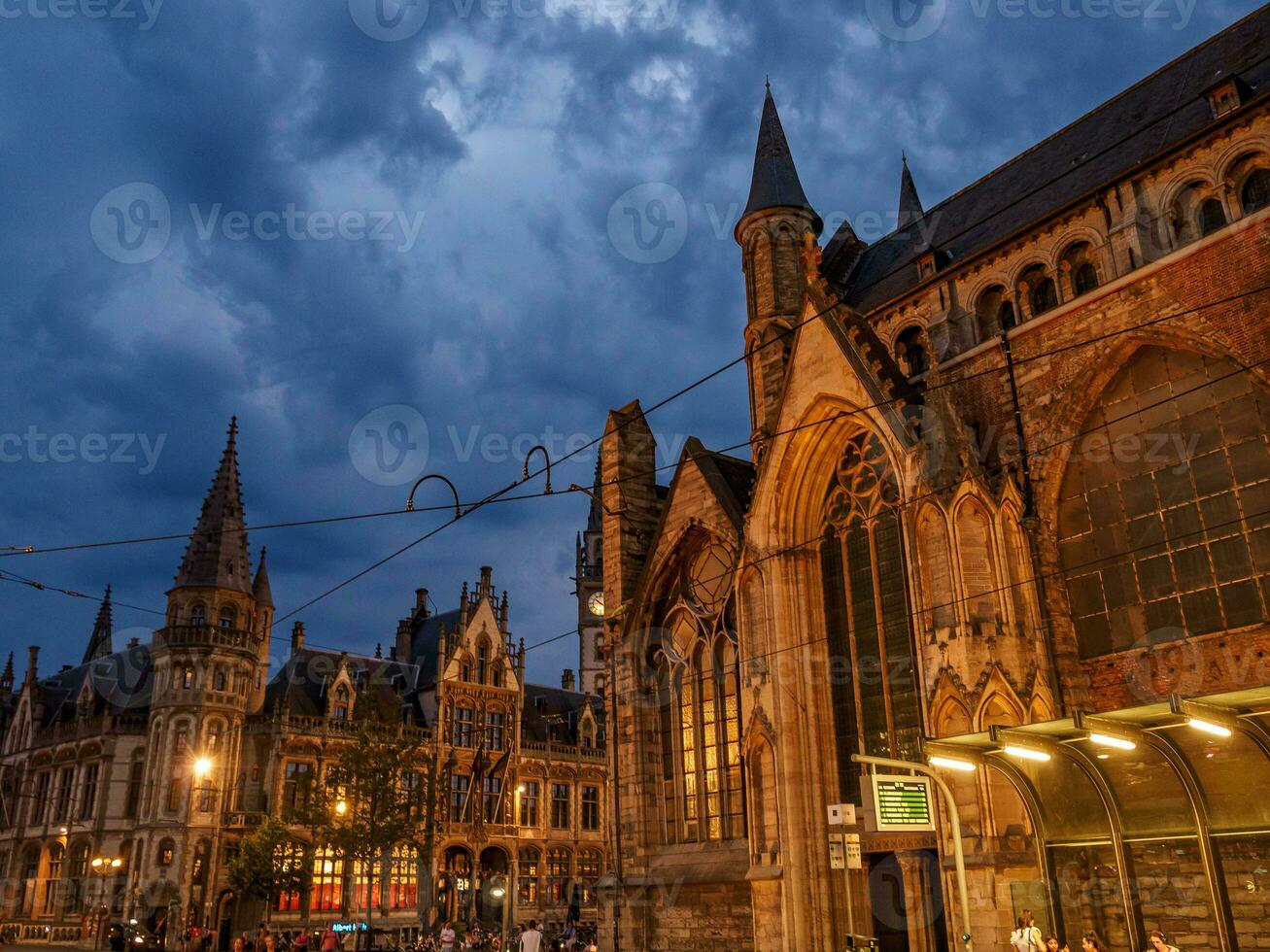 il città di gentiluomo nel Belgio a notte foto