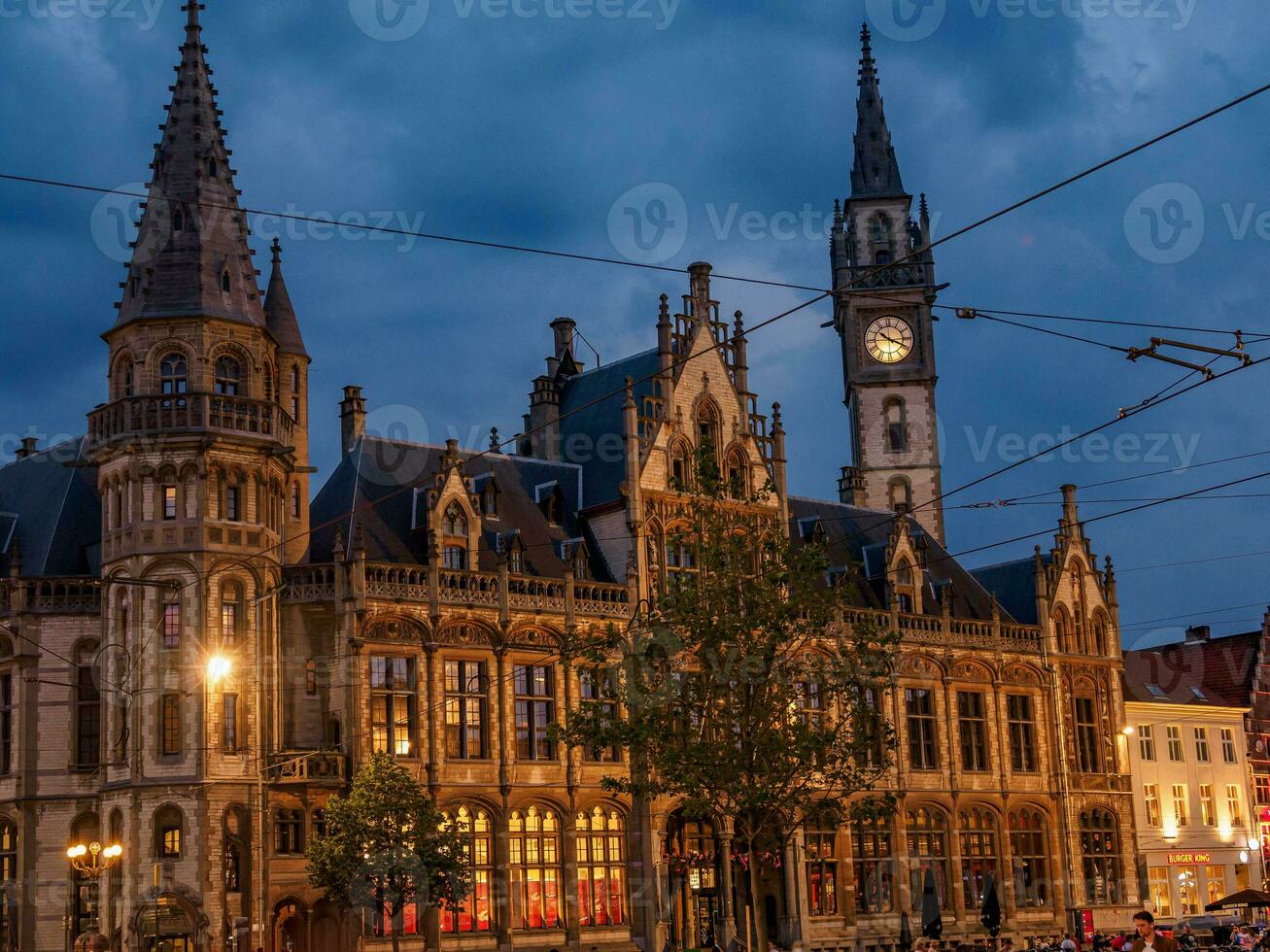 il città di gentiluomo nel Belgio a notte foto