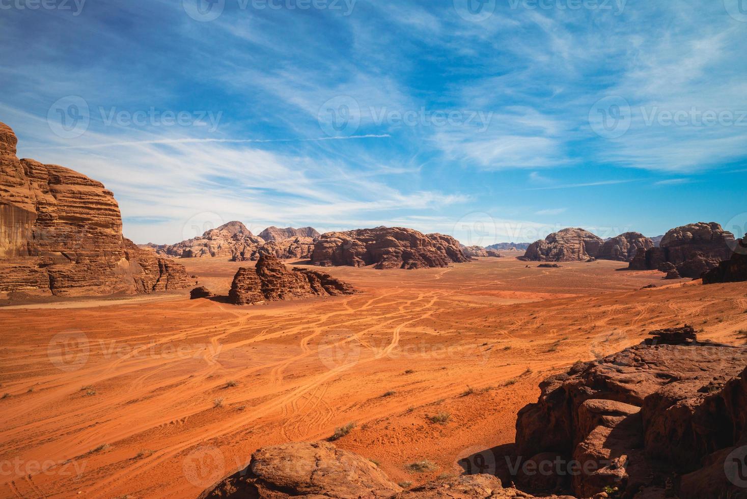 deserto del wadi rum o valle della luna in giordania foto