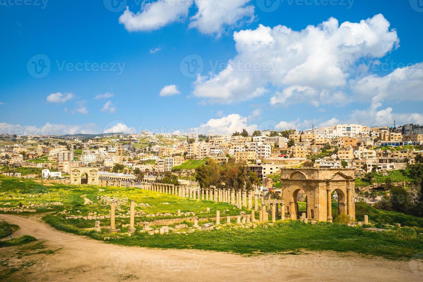 il tetrapylon nord letteralmente quattro fronti a jerash in giordania foto