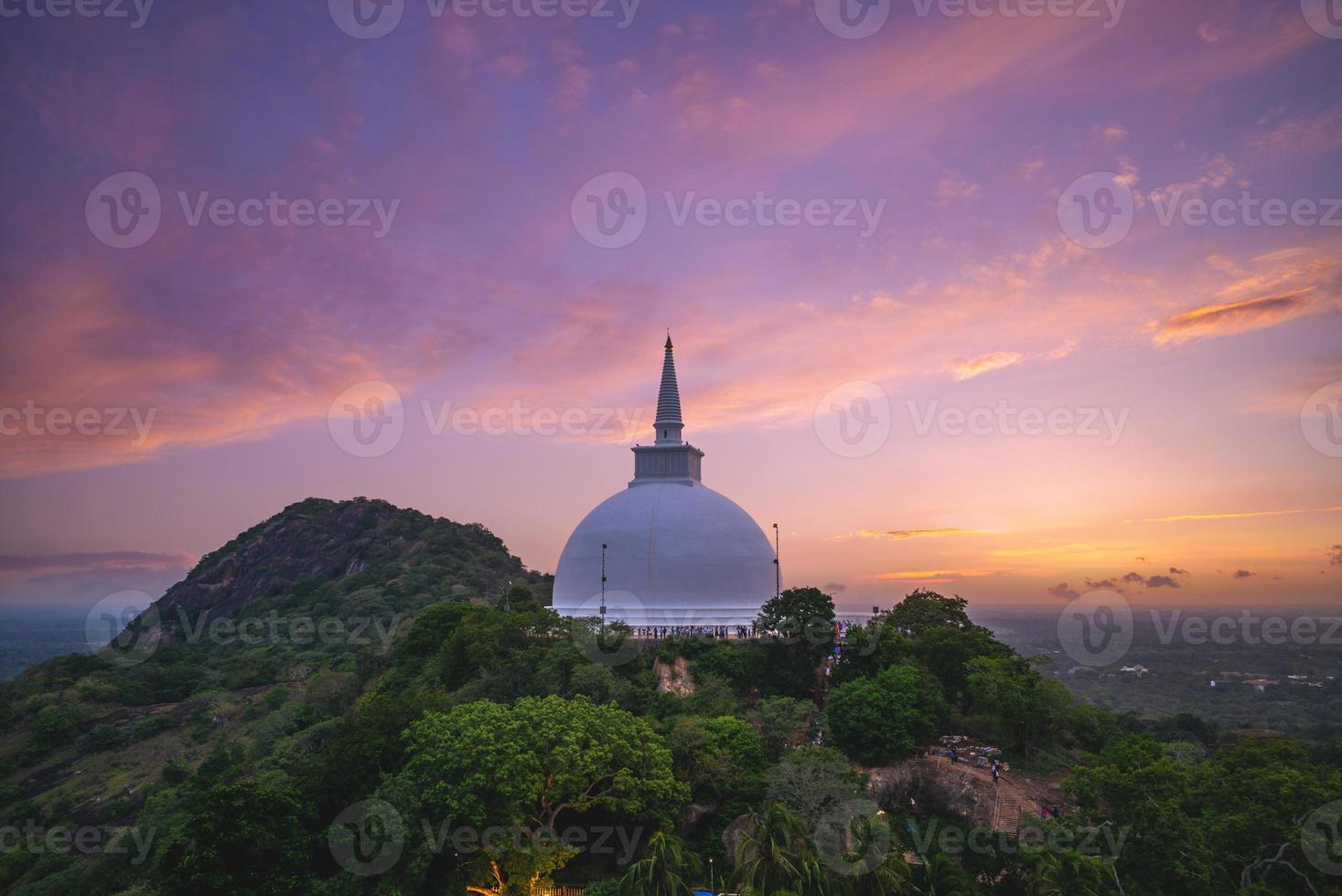 mihintale in anuradhapura sri lanka al crepuscolo foto