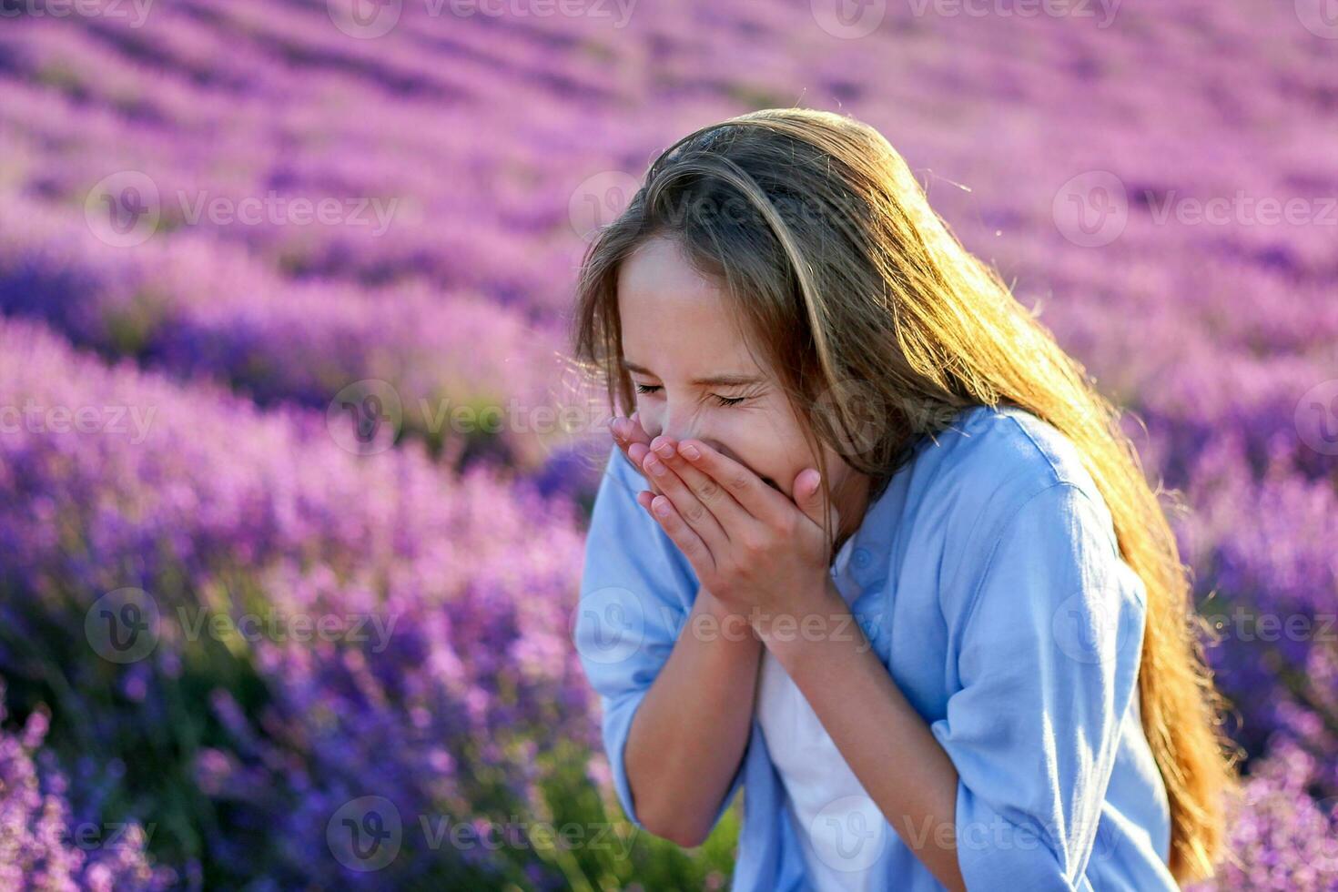 il ragazza starnutisce. allergico per lavanda fiorisce. foto