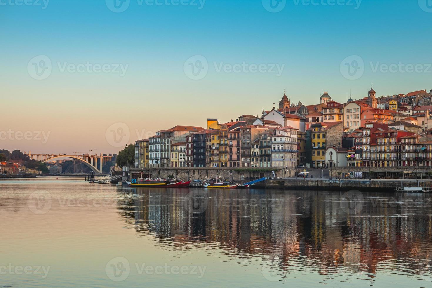 scenario di porto dal fiume douro in portogallo foto