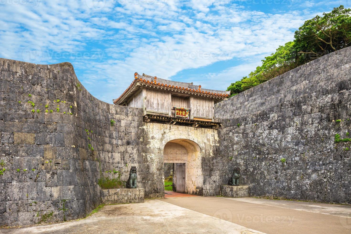 la prima porta principale del castello di shuri che il re e gli ufficiali usavano foto