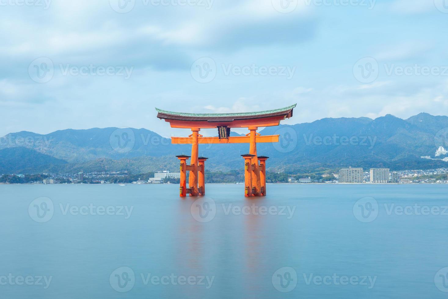 torii galleggiante del santuario di itsukushima a hiroshima in giappone foto
