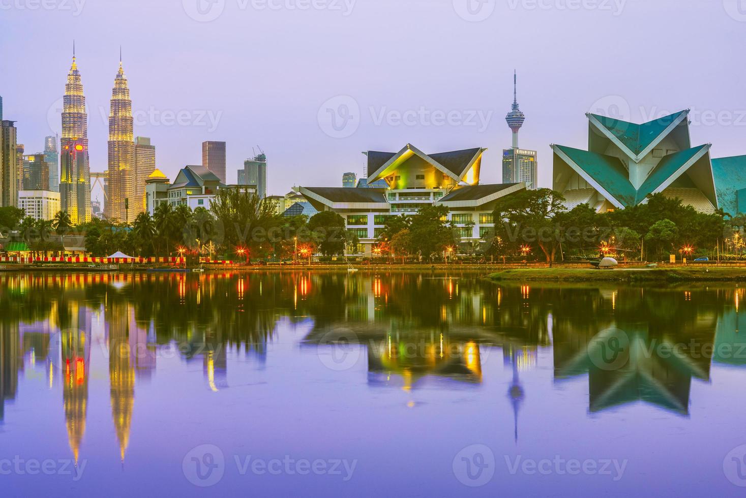 skyline di kuala lumpur in riva al lago al tramonto foto