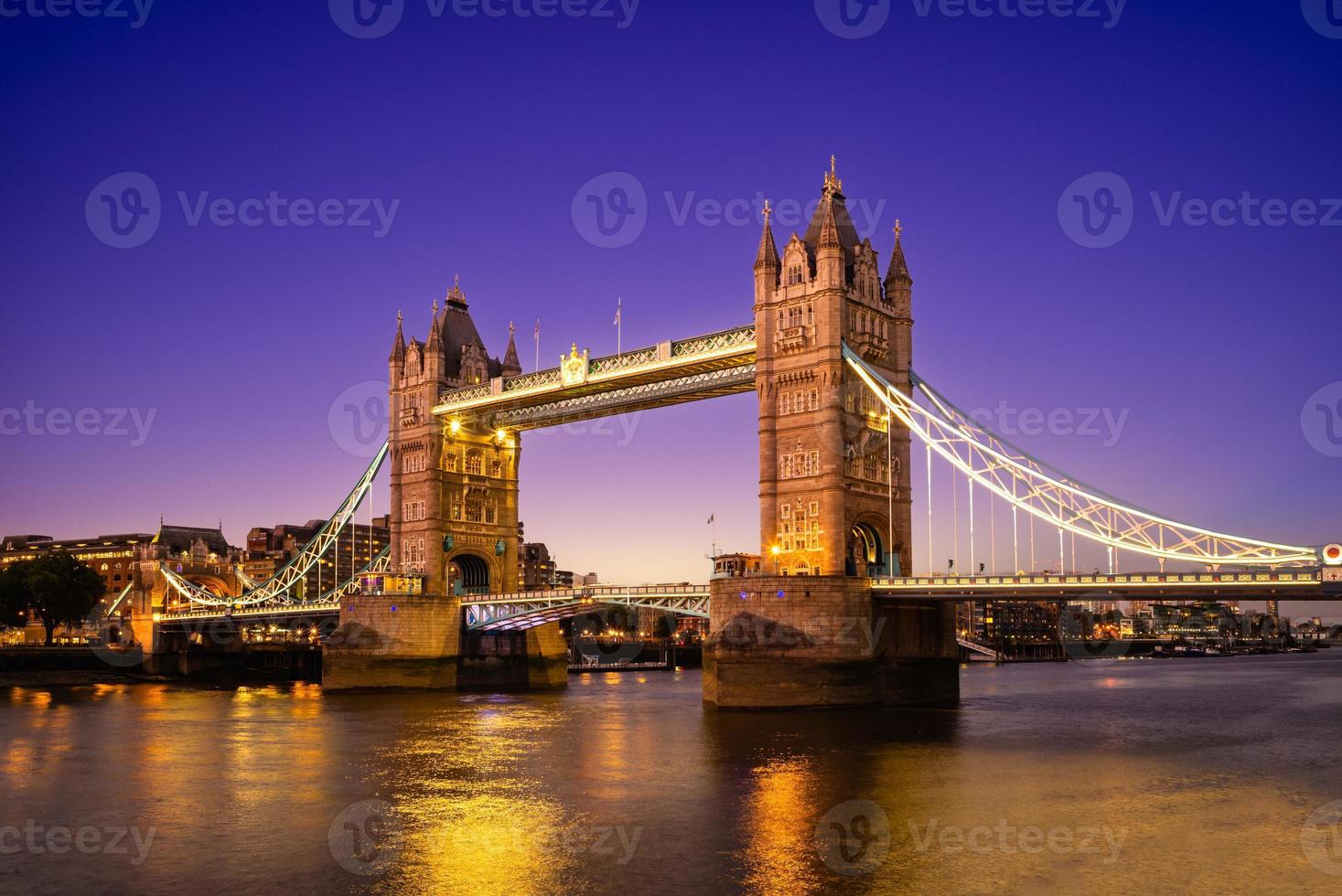 Tower Bridge dal fiume Tamigi a Londra, Inghilterra, Regno Unito foto