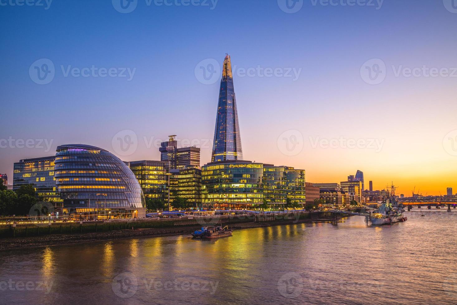 vista notturna di londra dal fiume tamigi foto