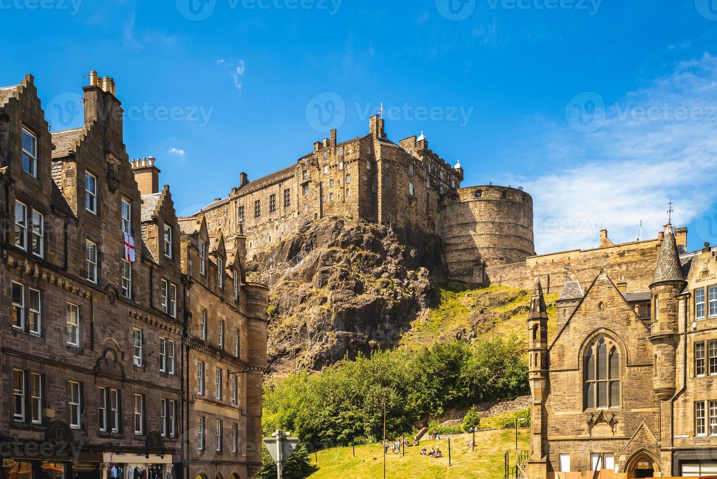 Scena di strada di Edimburgo con il castello, Scozia, Regno Unito foto