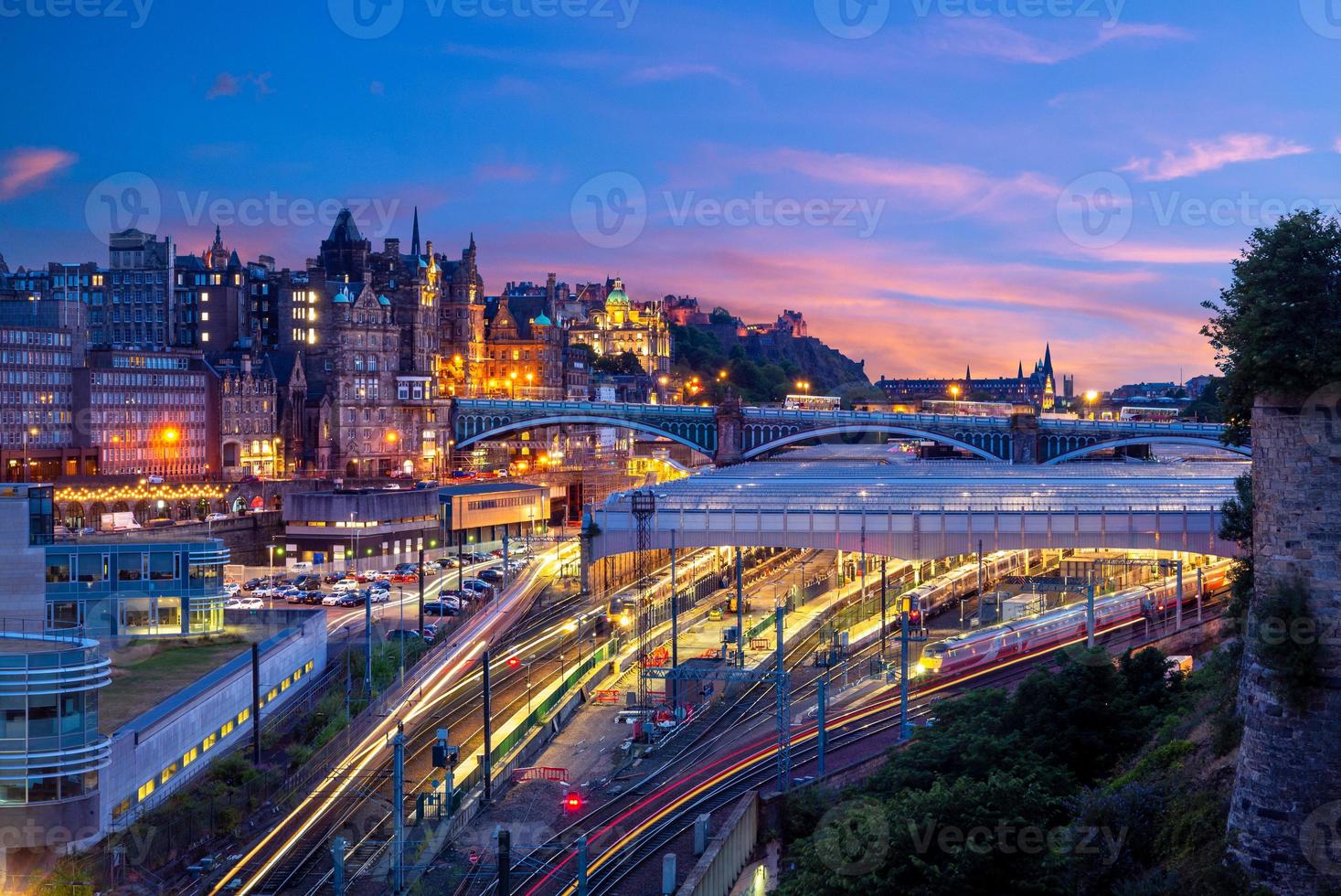 Vista notturna della stazione di Waverley a Edimburgo, Scozia foto