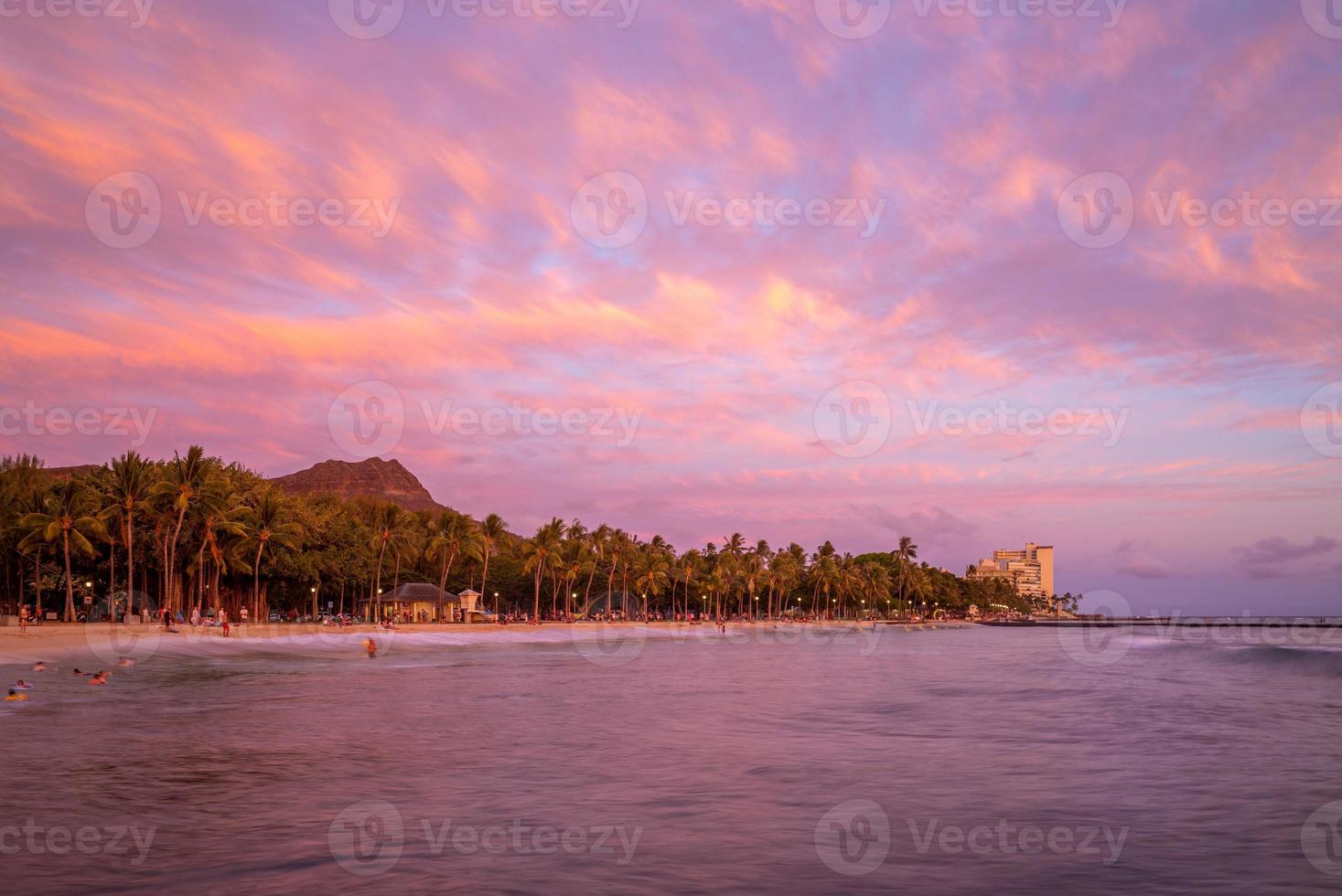 scenario della spiaggia di waikiki e della montagna della testa di diamante, oahu, hawaii foto