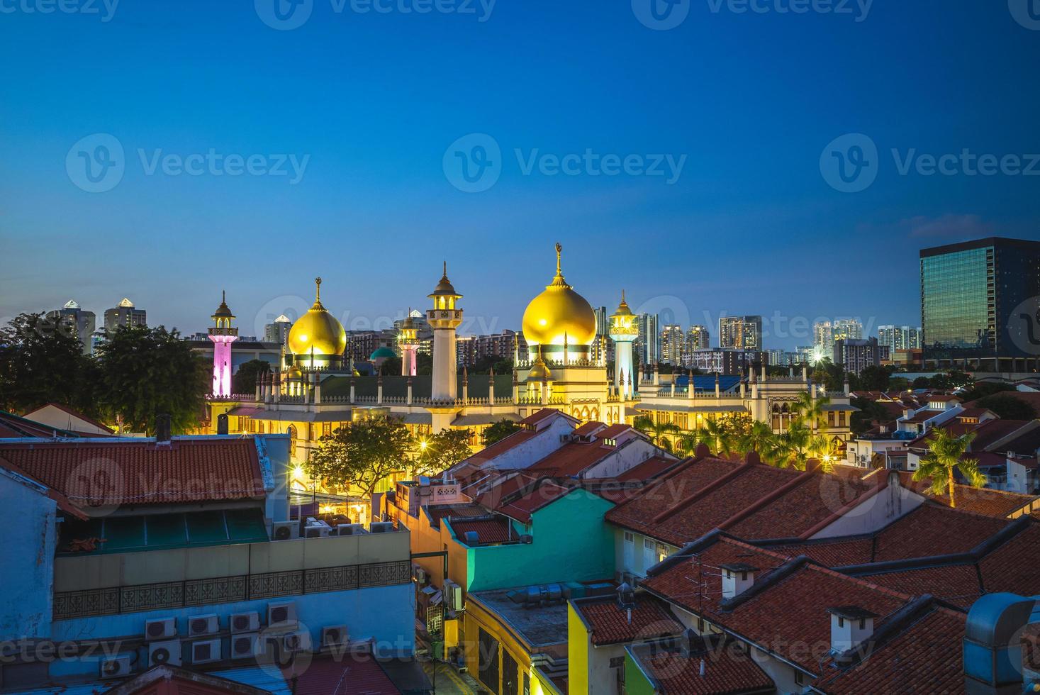 street e sultan masjid di notte a singapore foto