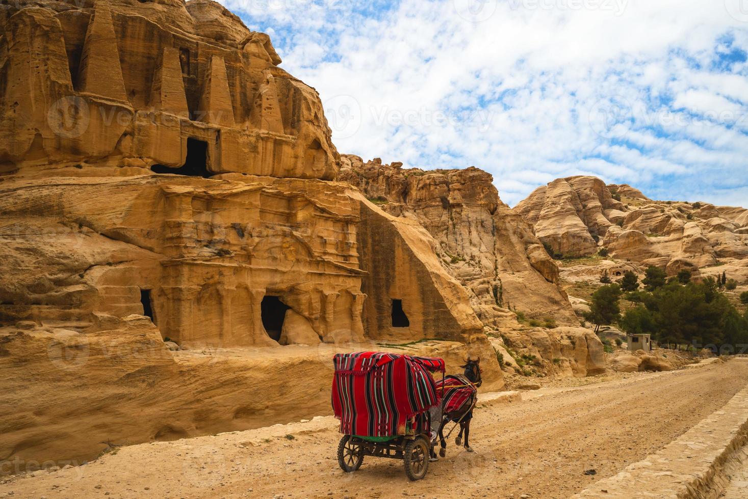 carro trainato da cavalli e tomba obelisco, un monumento nabateo a petra, in giordania foto