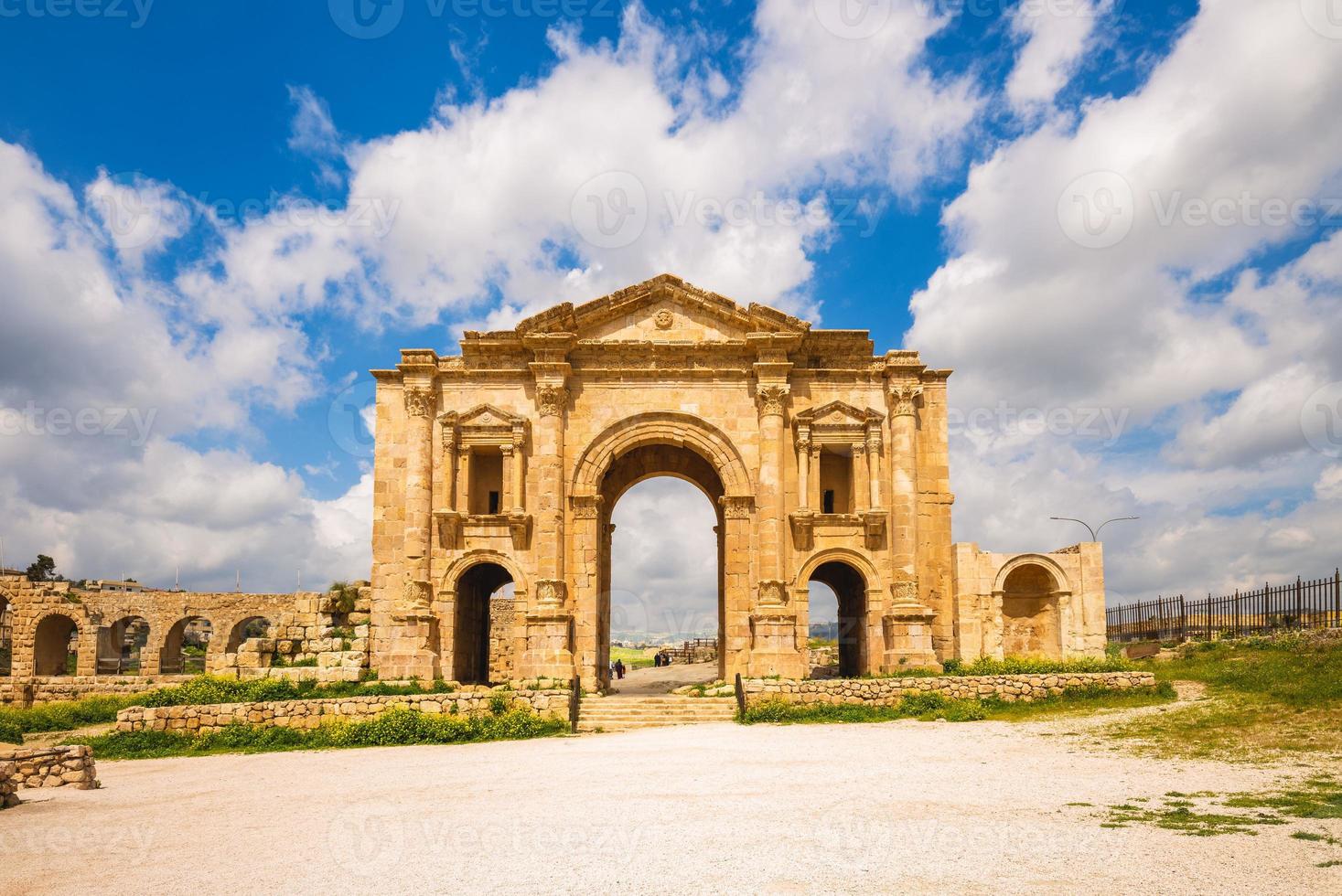 arco di porta adriano di jerash, amman, giordania foto