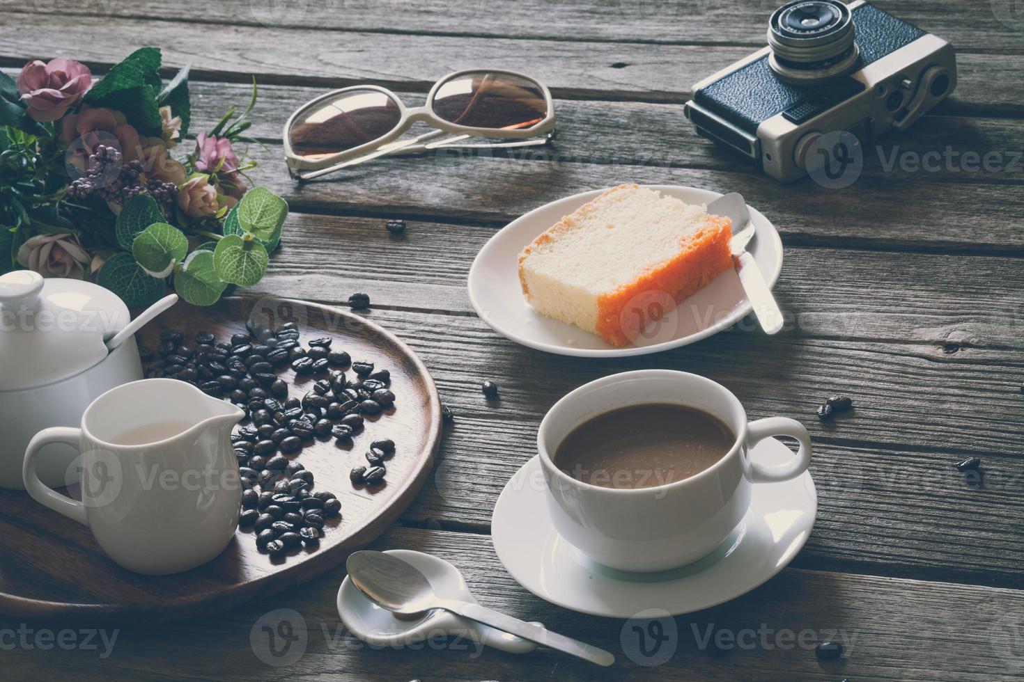 film vintage guardare tazza di caffè con torta foto