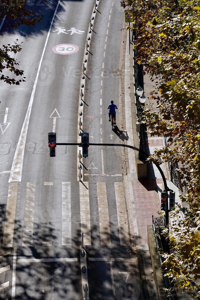 uomo con una bicicletta per strada foto