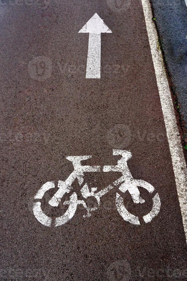 segnale stradale della bicicletta sulla strada foto