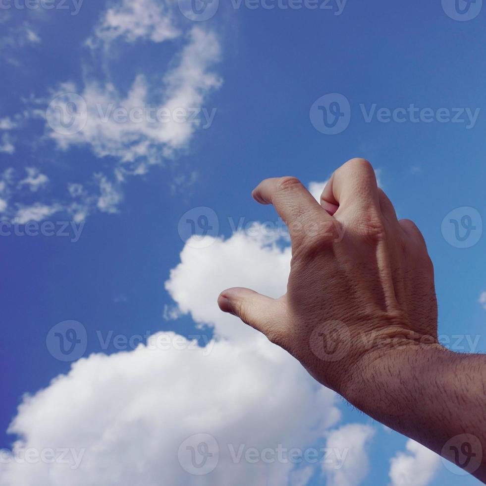 gesticolando con la mano nel cielo foto