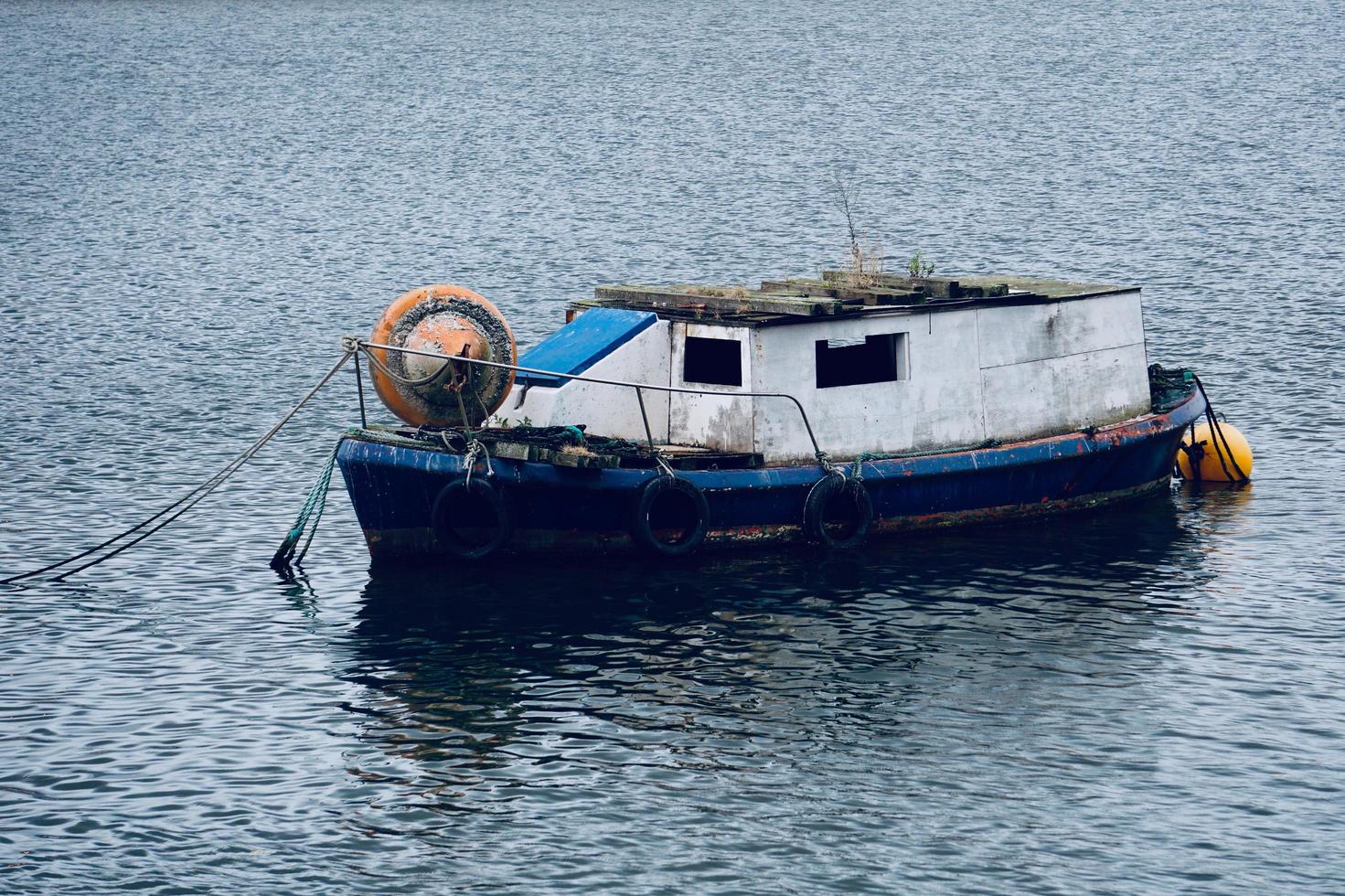 barca nel fiume foto