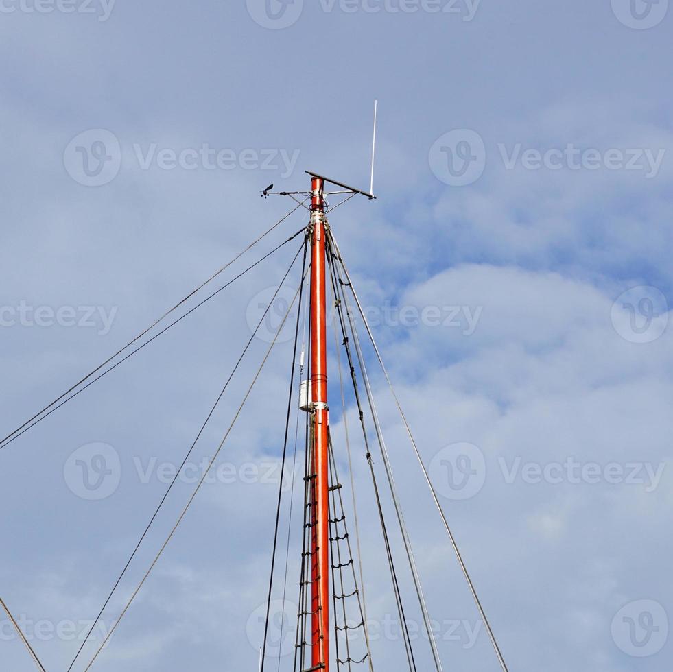 albero di legno della barca a vela nel porto marittimo foto