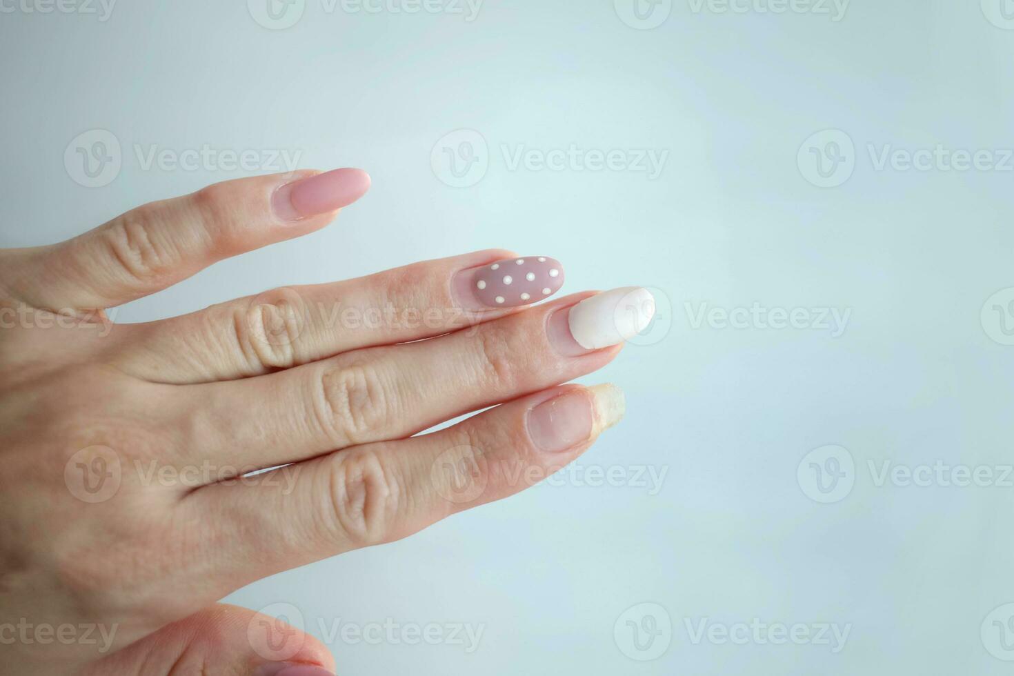 debole magro chiodo. conseguenze di gel polacco manicure. ricresciuto Chiodi dopo Gommalacca. foto