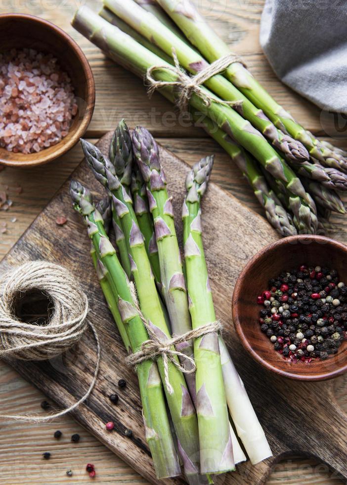 mazzetti di asparagi verdi foto