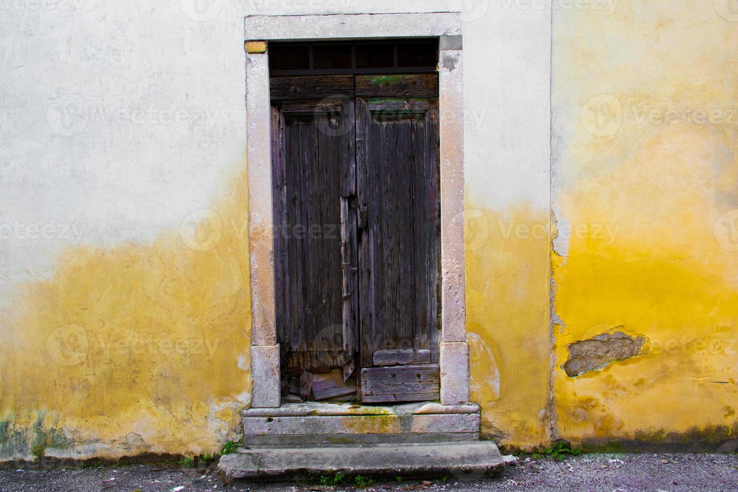 porta con muro giallo antico foto