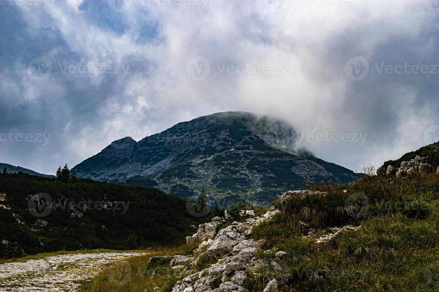 nebbia e montagne foto