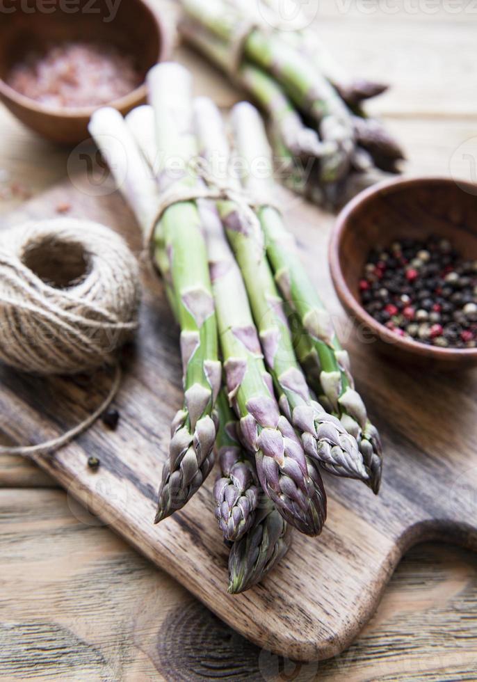 mazzetti di asparagi verdi foto